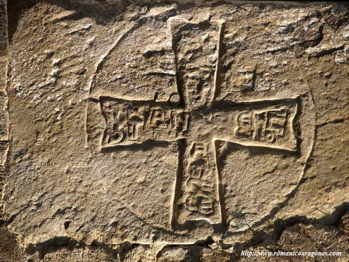 DETALLE DE LA CRUZ INCISA EPIGRAFIADA